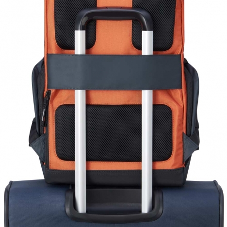 کوله-پشتی-دلسی-مدل-secuflap-نارنجی-202061025-نمای-نصب-شده-روی-ذسته-چمدان