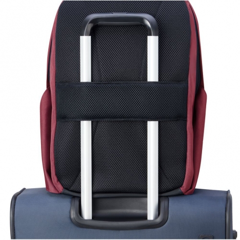 کوله-پشتی-دلسی-مدل-securban-قرمز-333460304-نمای-نصب-شده-روی-دسته-چمدان