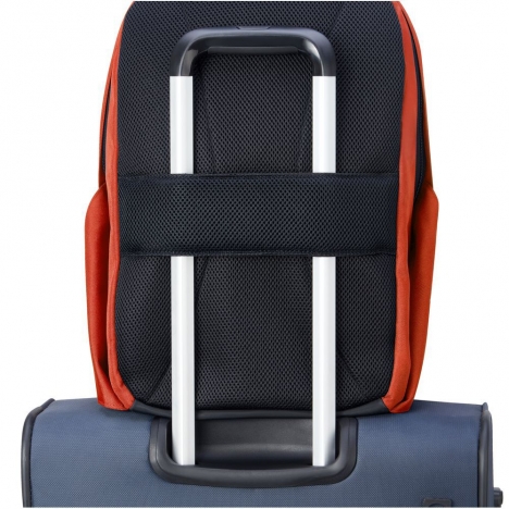 کوله-پشتی-دلسی-مدل-securban-نارنجی-333460325-نمای-نصب-شده-روی-دسته-چمدان