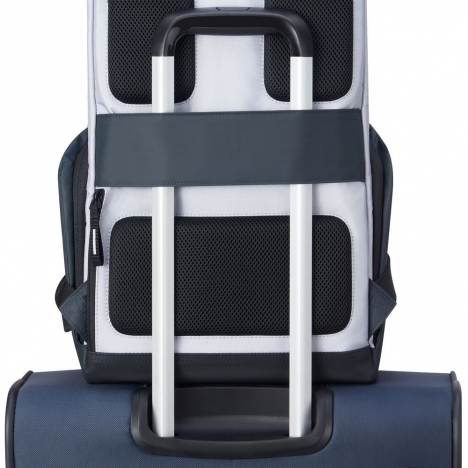 کوله-پشتی-دلسی-مدل-securflap-نقره-ای-202061011-نمای-نصب-شده-روی-دسته-چمدان