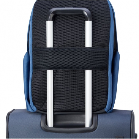 کوله-پشتی-دلسی-مدل-securflap-آبی-تیره-333460312-نمای-نصب-شده-روی-دسته-چمدان