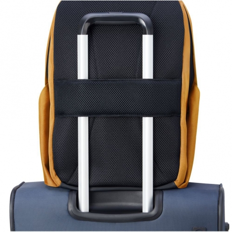 کوله-پشتی-دلسی-مدل-securban-زرد-نمای-نصب-شده-روی-دسته-چمدان